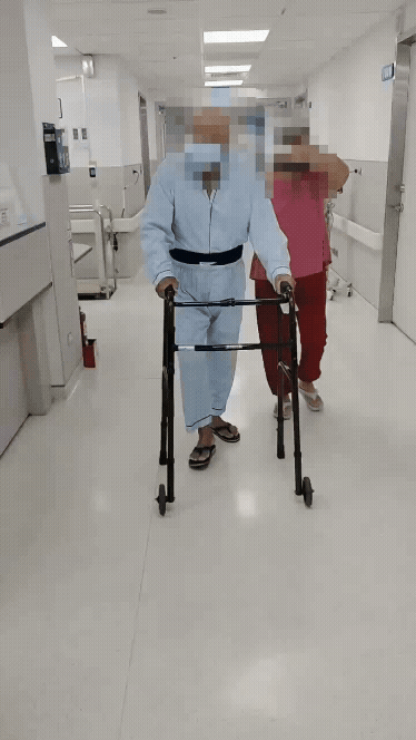86歲長者腰椎手術後使用助行器練習下床行走